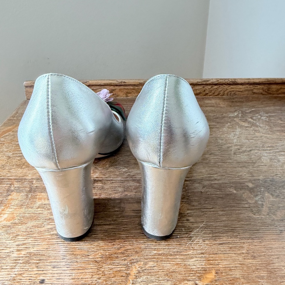 Gucci Silver Leather Pumps with Green-Red Ribbon and Lilac Flower - Picture 3 of 8